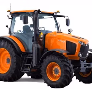 Trator Kubota M6002 equipado com carregador frontal em campo agrícola.