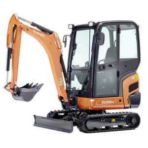 Mini-escavadora Kubota KX019-4 com lagartas abertas em terreno inclinado.
