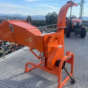 Biotriturador de disco Zeppelin 3055 verde para trator com chaminé orientável.