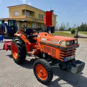 Trator Kubota L2550 equipado com fresa